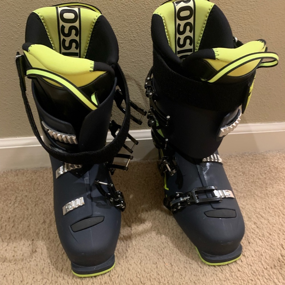 Men’s Dark Blue Rosignol Ski Boots, Size 27.5